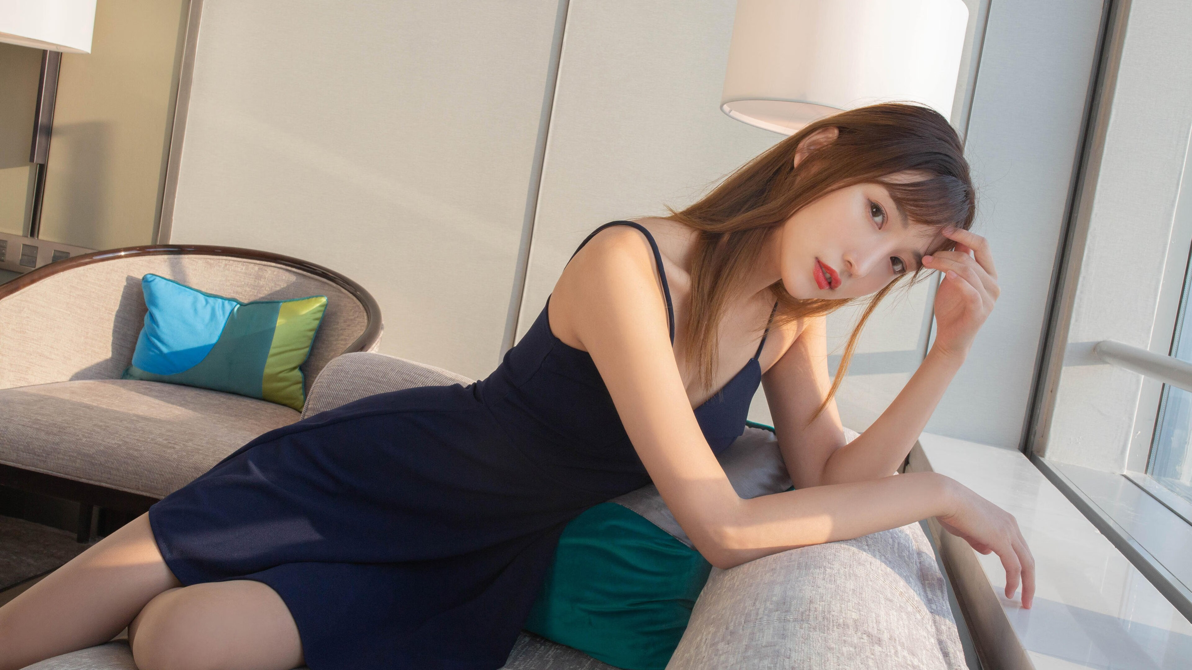 开云体育官网-C罗赛后签名送给残障球迷感动现场,c罗签名的足球值多少钱